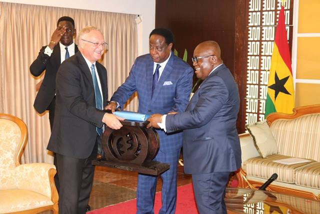 President Akufo-Addo presenting a gift to Ambassador Mehl